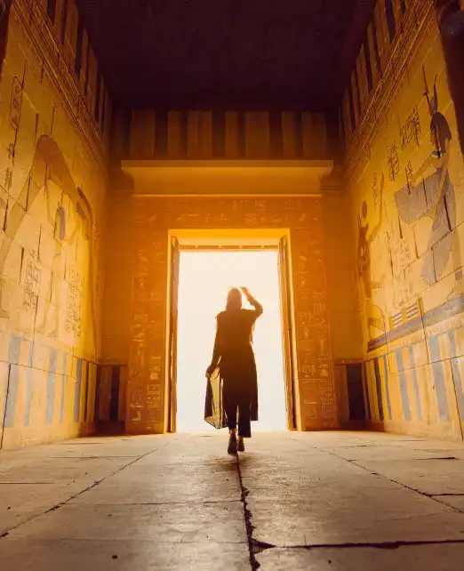 Femme dans un temple Egyptien 