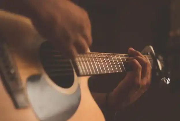 photo d’une personne jouant à la Guitard 