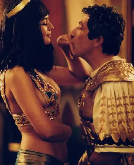 Caesar (Alain Chabat) giving Cleopatra a hand kiss